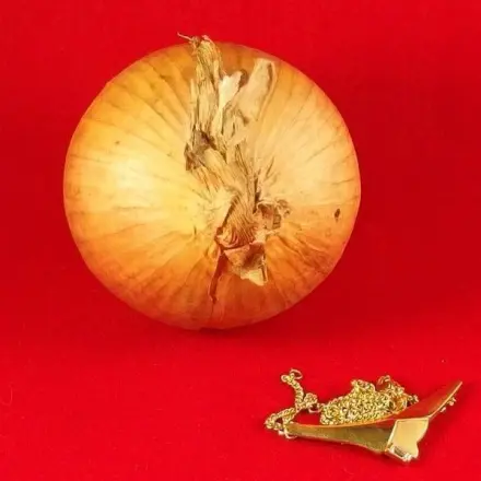 Matter Goldschmuck mit Zwiebelsaft wieder glänzend