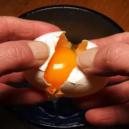 Teerflecken mit Eigelb entfernen