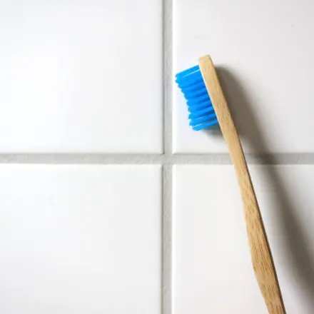 Verdreckte Fliesenfugen wieder weiß mit verdünntem Salmiakgeist