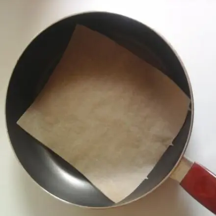 Fettlos braten mit Backpapier in der Pfanne