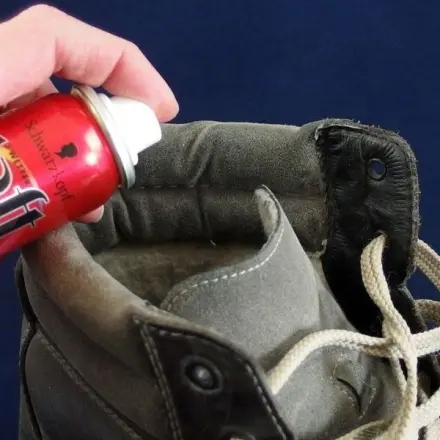 Keine dunklen Flecken in neuen Schuhen mit Haarspray