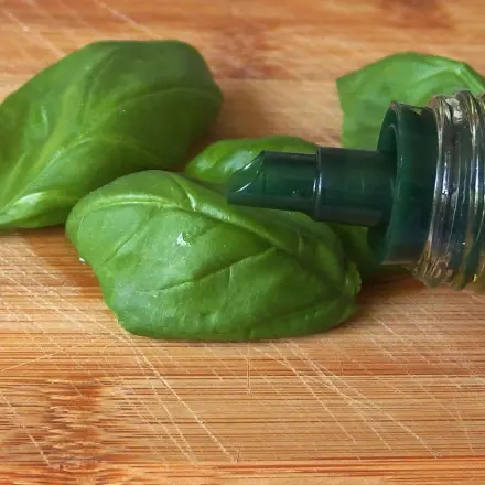 Frische Kräuter mit Speiseöl beträufeln