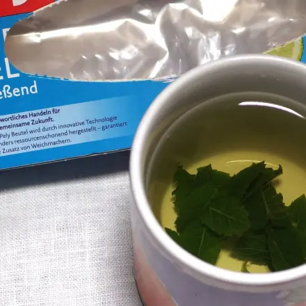 Erfrischende Säfte bei heißem Wetter mit Pfefferminztee-Eiswürfeln