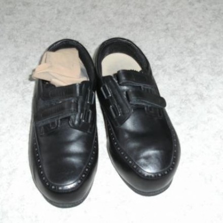 Schuhe polieren mit Nylonstrumpf