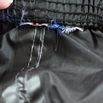 Löcher vom Entfernen von Etiketten aus Kleidungsstücken reparieren