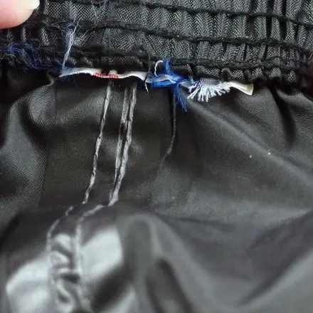 Löcher vom Entfernen von Etiketten aus Kleidungsstücken reparieren