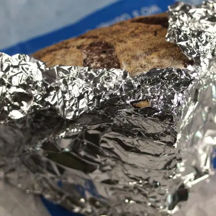 Angeschnittenes Brot bleibt frischer mit Alufolie