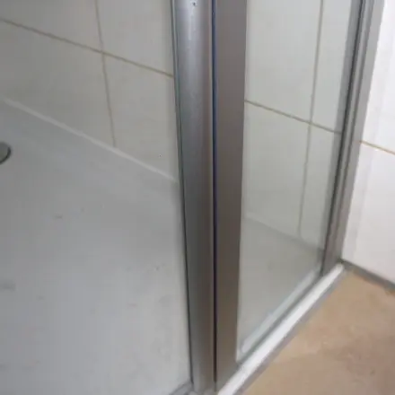 Gegen hartnäckige Kalkflecken auf Glas-Duschkabinen