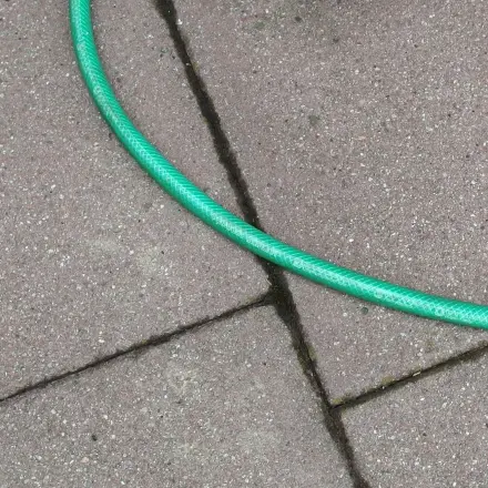 Kleine Löcher im Gartenschlauch abdichten