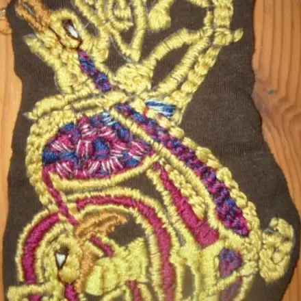 Mit Plattstich Bilder sticken oder Kleidungsstücke besticken