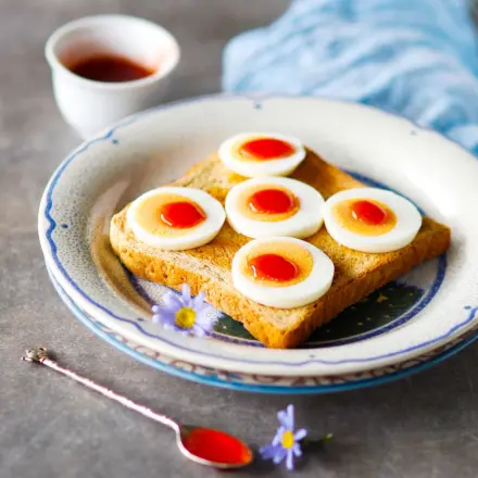 Weißbrot mit Ei und Marmelade