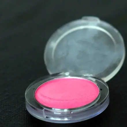 Fehlkauf: rosa Lidschatten als Rouge verwenden