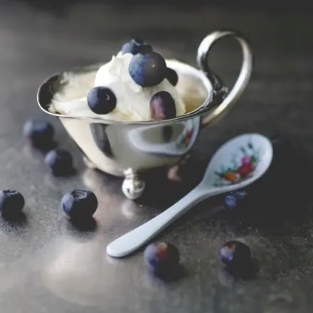 Blitzeis mit Blaubeeren