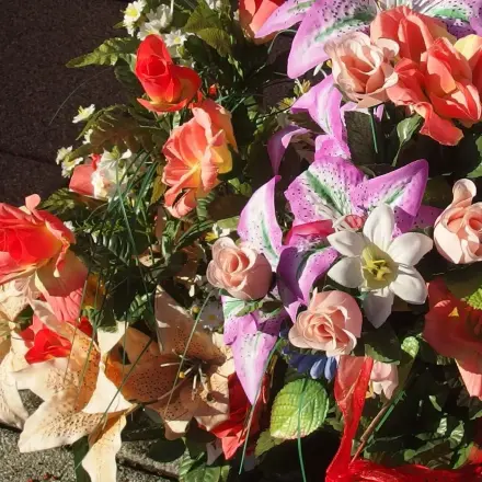 Echte und falsche Blumen mischen