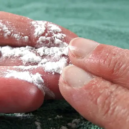 Unterwegs klebrige Haut bei Hitze mit Puder behandeln