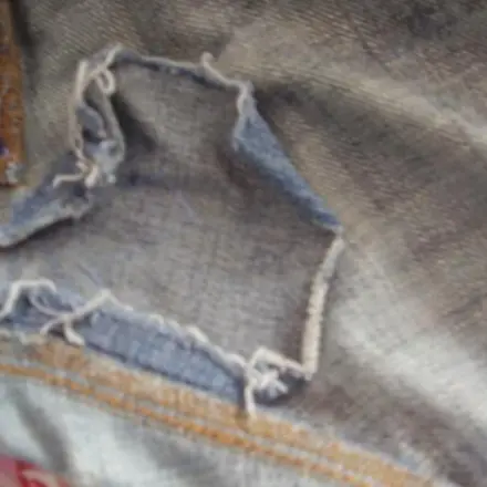 Kreative Rettung der zerrissenen Designerjeans