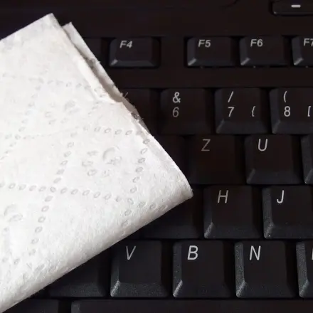 Tastatur am Arbeitsplatz schnell reinigen