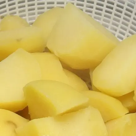 Kartoffeln einfacher abgießen: auf ein Sieb