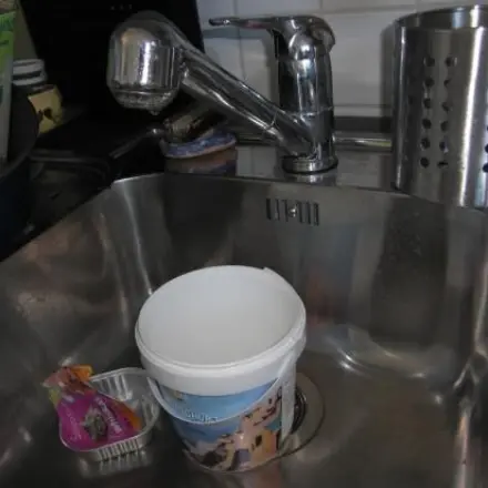 Leere Behälter vorspülen ohne Wasserverschwendung