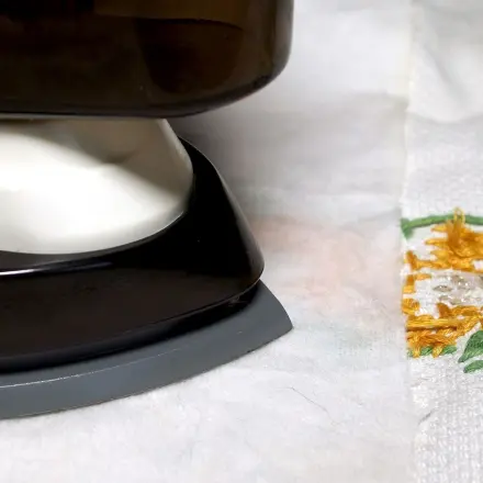 Bestickte Decken bügeln