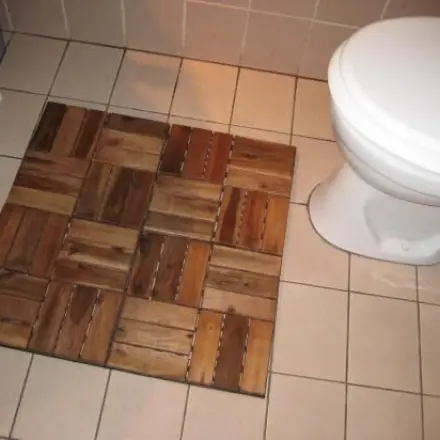 Teppich im Bad: Holzfliesen statt Frottee