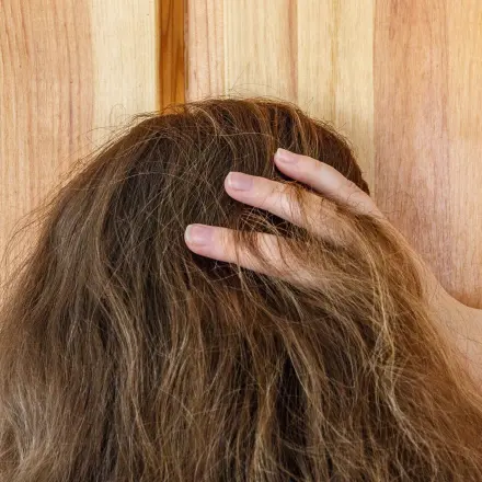 Fettige Haare - Hände weg von den Haaren