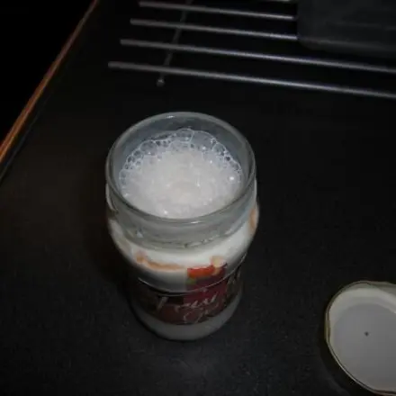 Fast leere Marmelade und Milch: Milchshake