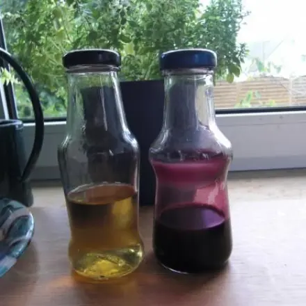 Weinreste in kleinen Flaschen - zum Abschmecken schnell zur Hand