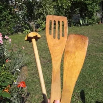 Holzlöffel in der Sonne trocknen lassen