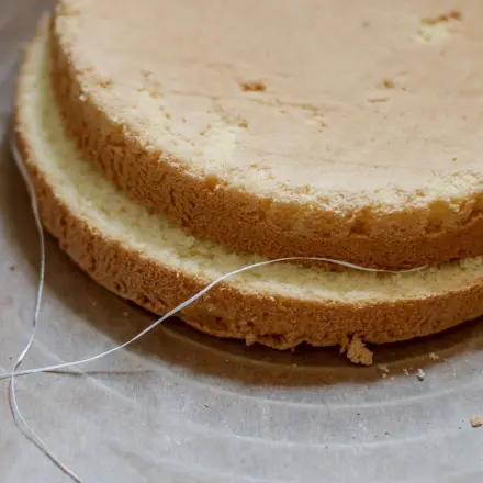 Torte mit Zahnseide teilen