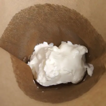 Frischkäse aus Joghurt über Nacht selbst gemacht