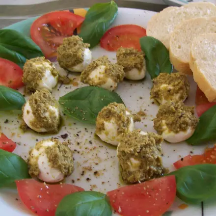 Mozzarellawürfel mit Pesto