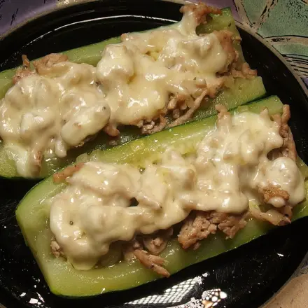 Überbackene Zucchini mit Hack gefüllt