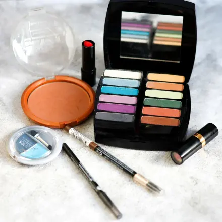 Dekorative Kosmetikreste für Kindergarten