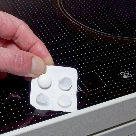 Küchenputzhilfe mit leeren Tablettenriegeln