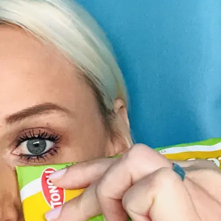 Geschwollene Augen mit Senf- / Mayotube kühlen