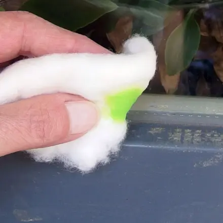 Klebereste vom Fliegengitter am Fensterrahmen entfernen