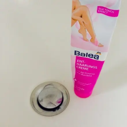 Verstopften Abfluss mit Enthaarungscreme frei machen