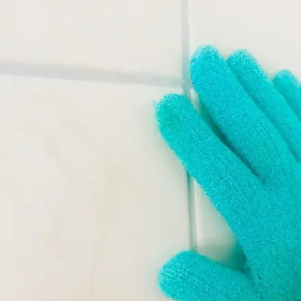 Putzen mit Peeling-Handschuh