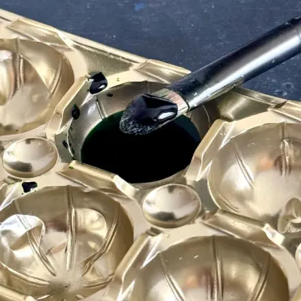 Augenbrauen-Farbe mischen mittels Toffifee-Behältnis