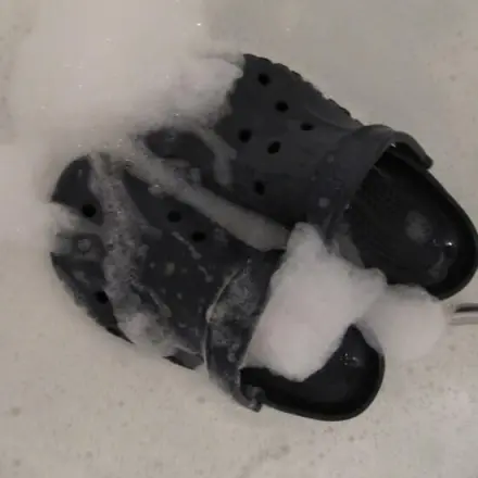 Crocs in der Wanne