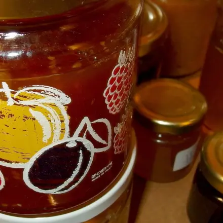 Ein schnelles Glas Marmelade herstellen aus Obstresten