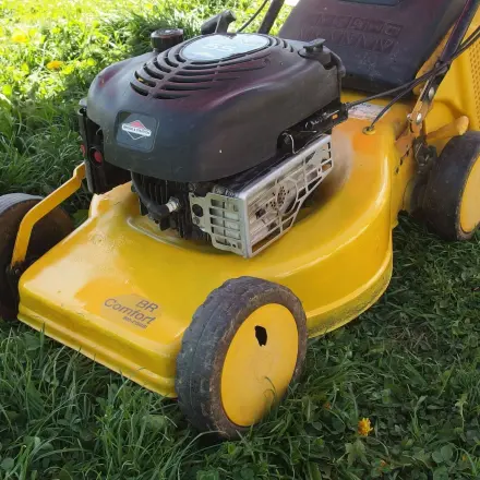 Älterer Benzinrasenmäher springt nicht an