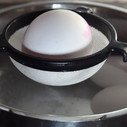 Gesprungene Eier "flicken"