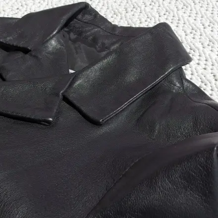 Speckigen Lederjackenkragen mit Erfrischungstuch säubern