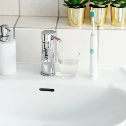 Kein Belag mehr im Zahnputzglas