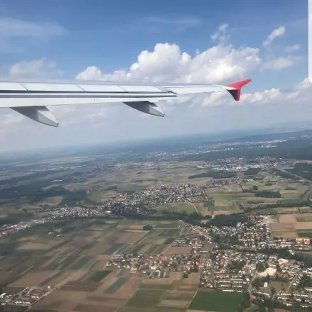 Im Flugzeug gut schlafen durch getrocknete Kirschen