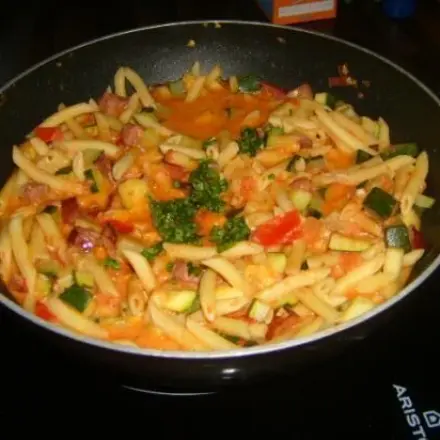 Schnelle Zucchini-Nudelpfanne