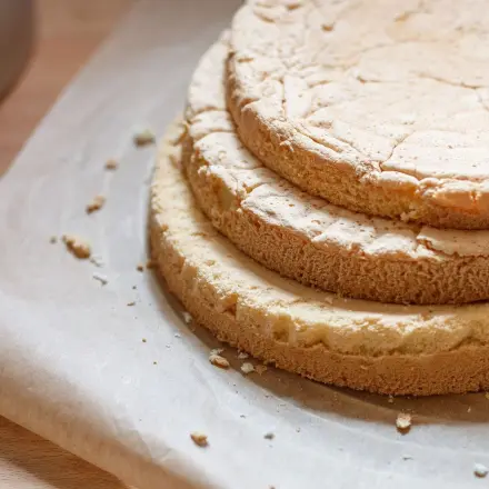 Dreiteiligen Tortenboden auf einmal backen mit rundem Backpapier