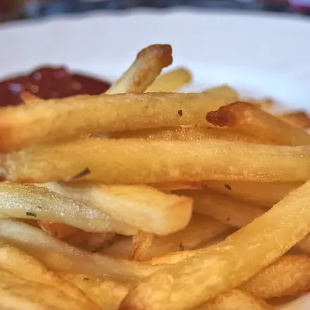 Knusprige Pommes mit Salzwasser